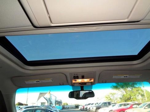 Used 2011 Cadillac Escalade Premium image 19