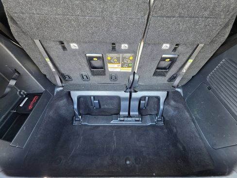 Used 2026 Toyota Sienna XLE FWD image 9