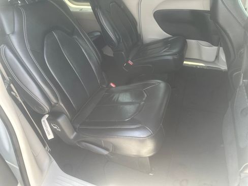 Used 2022 Chrysler Pacifica Touring-L FWD image 32