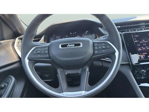 Used 2023 Jeep Grand Cherokee Altitude AWD/4WD image 15