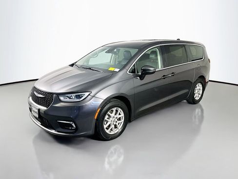 Used 2023 Chrysler Pacifica Touring-L FWD image 3