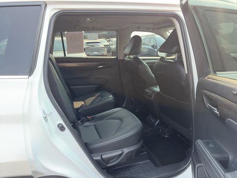 Used 2024 Toyota Highlander Limited AWD/4WD image 16