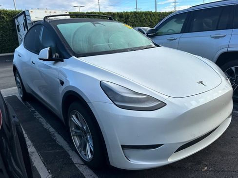 Used 2022 Tesla Model Y Long Range image 10