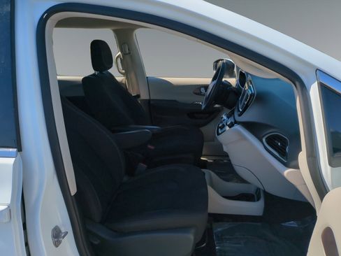 Used 2023 Chrysler Voyager LX image 15