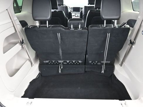 Used 2023 Chrysler Pacifica Touring-L image 14