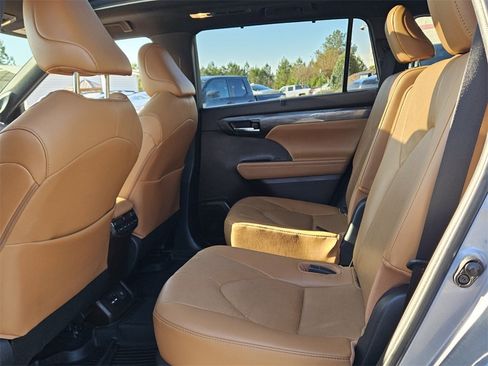 Used 2021 Toyota Highlander Platinum image 6