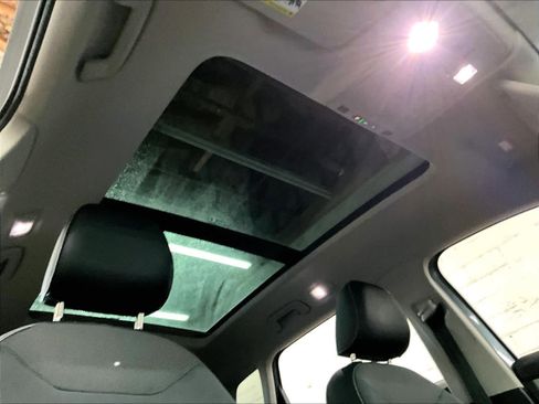 Used 2022 Volkswagen Taos SE w/ Panoramic Sunroof Package image 24