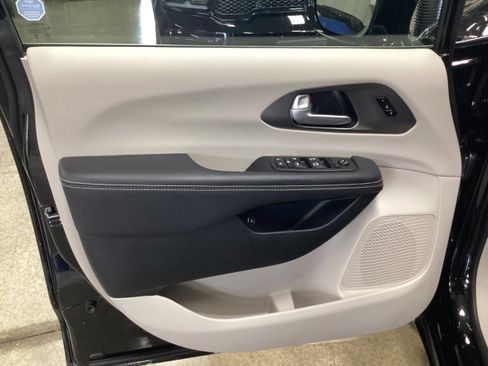 Used 2024 Chrysler Pacifica Limited FWD image 12