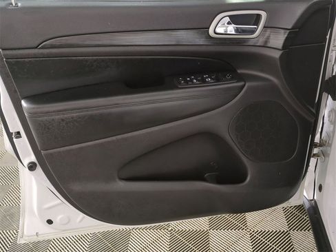 Used 2020 Jeep Grand Cherokee Laredo image 21