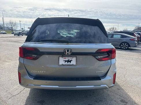 Used 2025 Honda Odyssey Touring image 3