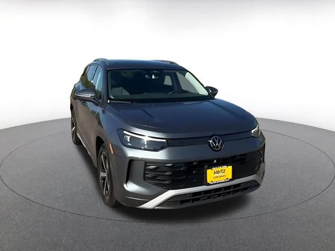 Used 2026 Volkswagen Tiguan SE FWD image 3