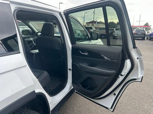 Used 2023 Jeep Grand Cherokee Laredo AWD/4WD image 31
