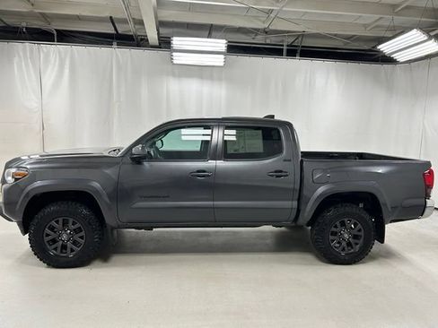 Used 2020 Toyota Tacoma SR5 AWD/4WD image 8