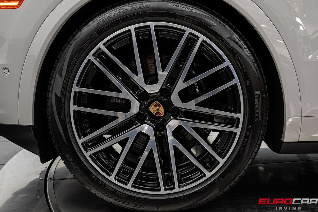 Used 2025 Porsche Cayenne AWD/4WD image 20