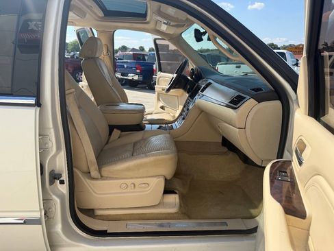 Used 2007 Cadillac Escalade EXT w/ Information Package AWD/4WD image 13