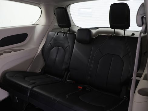 Used 2024 Chrysler Pacifica Touring-L FWD image 10