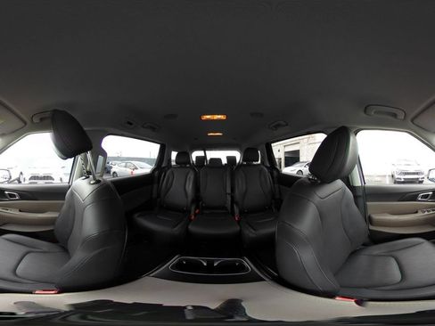Used 2026 Kia Carnival FWD image 44