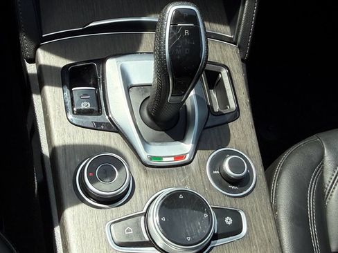 Used 2022 Alfa Romeo Stelvio Ti AWD/4WD image 19