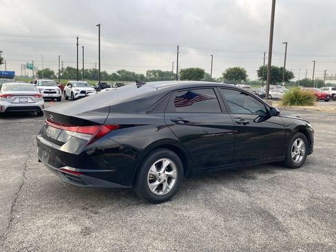 Used 2023 Hyundai Elantra SE FWD image 5