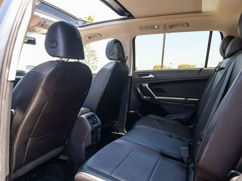 Used 2020 Volkswagen Tiguan SE w/ Panoramic Sunroof Package FWD image 18