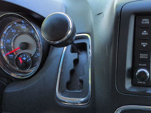 Used 2012 Chrysler Town & Country Limited image 14