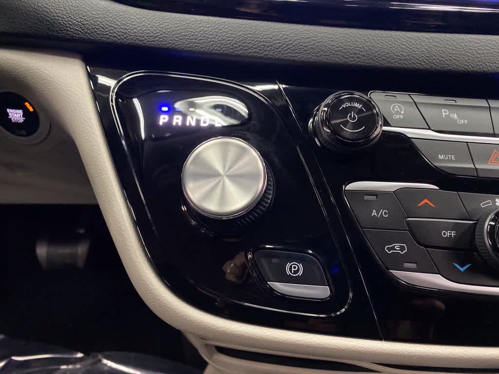 Used 2024 Chrysler Pacifica Touring-L FWD image 24