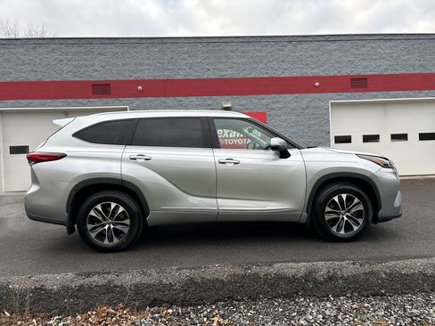 Used 2021 Toyota Highlander XLE image 2