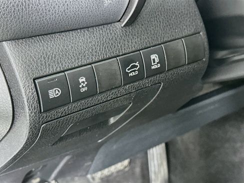 Used 2020 Toyota Camry SE FWD image 16