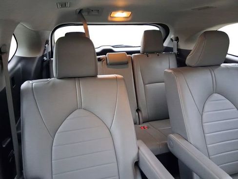 Used 2023 Toyota Highlander XLE FWD image 18