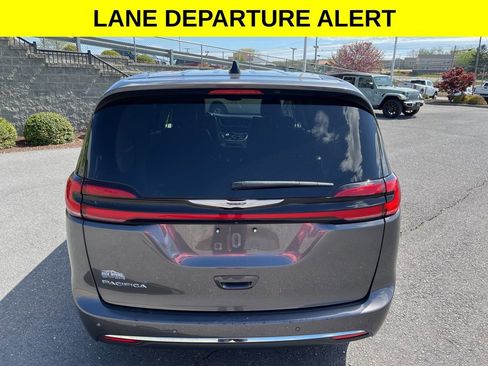 Used 2023 Chrysler Pacifica Touring-L FWD image 8