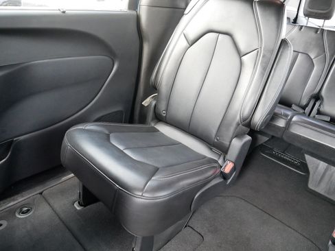 Used 2025 Chrysler Pacifica Select FWD image 12