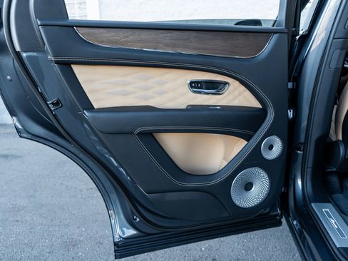Used 2025 Bentley Bentayga V8 image 35