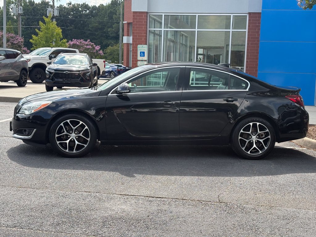 Used 2017 Buick Regal Sport Touring FWD image 2