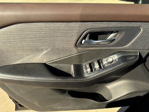 Used 2023 Nissan Rogue SV image 17