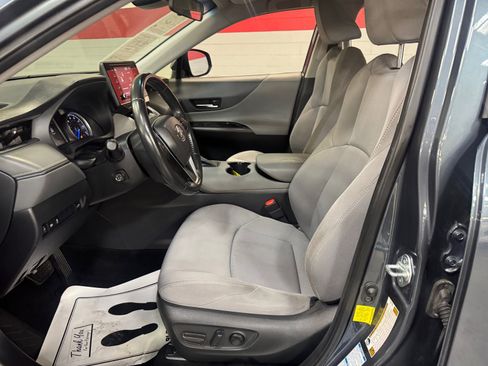 Used 2021 Toyota Venza LE w/ Carpet Mat Package (TMS) image 14