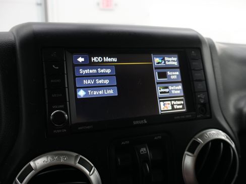Used 2017 Jeep Wrangler Unlimited Sahara w/ Connectivity Group AWD/4WD image 43