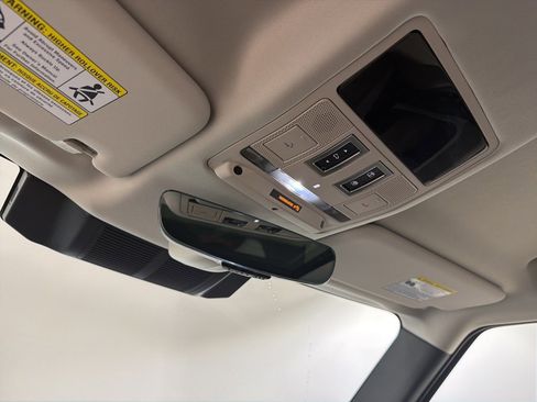 Used 2024 Land Rover Defender 110 X-Dynamic SE image 18