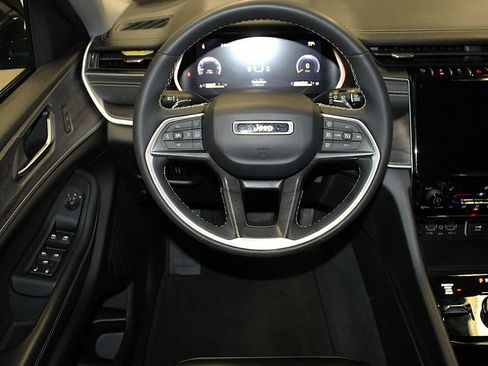 Certified 2023 Jeep Grand Cherokee L Limited AWD/4WD image 12
