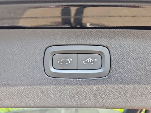 Used 2024 Volvo XC90 B5 Core w/ Protection Package Premier image 9