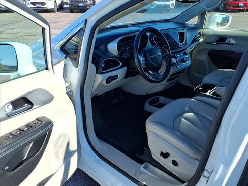 Used 2018 Chrysler Pacifica Touring-L image 6