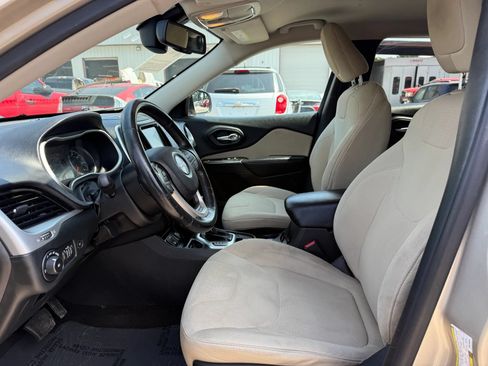 Used 2015 Jeep Cherokee Latitude w/ Comfort/Convenience Group FWD image 2