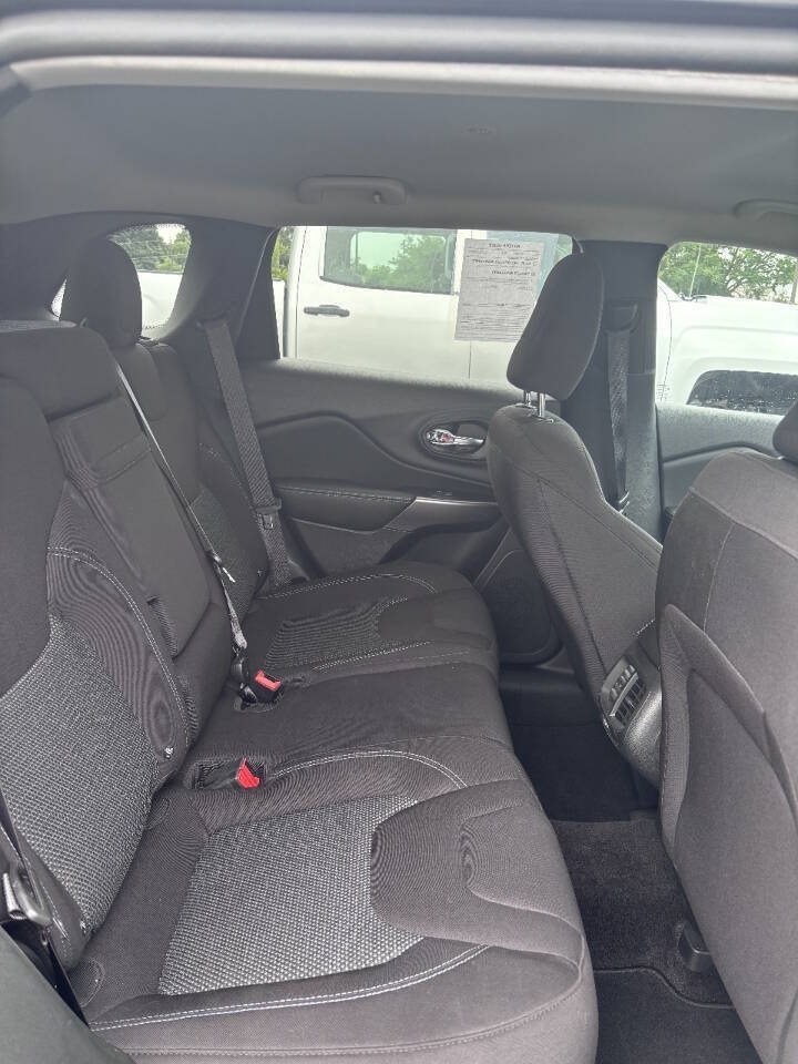 Used 2019 Jeep Cherokee Latitude w/ Popular Appearance Group AWD/4WD image 9