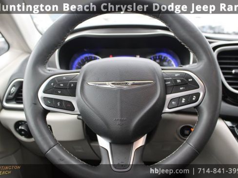Used 2023 Chrysler Pacifica Touring-L image 13
