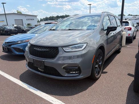 Used 2025 Chrysler Pacifica Limited FWD image 3