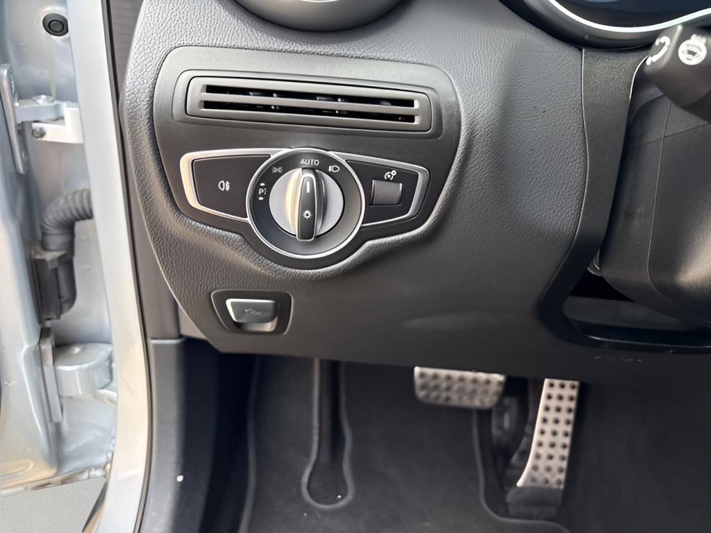 Used 2022 Mercedes-Benz GLC 300 4MATIC image 35