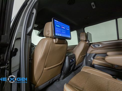 Used 2024 Chevrolet Suburban High Country w/ Advanced Technology Package image 27
