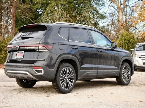 New 2026 Volkswagen Taos SE image 7