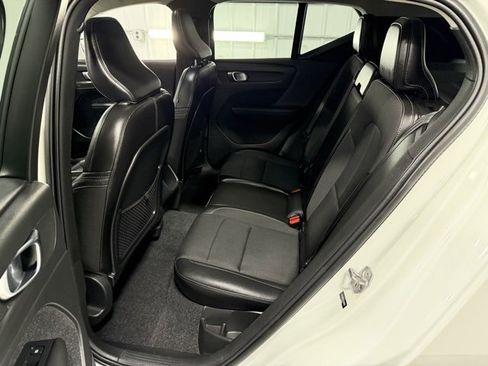 Used 2020 Volvo XC40 T5 Momentum w/ Premium Package image 11