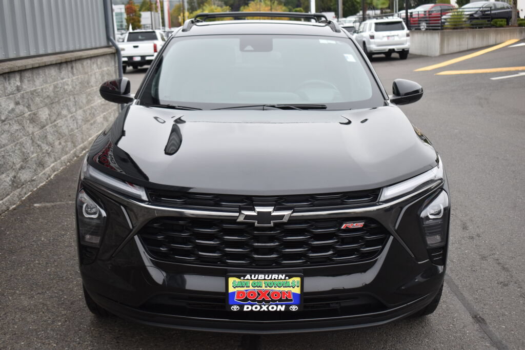 Used 2024 Chevrolet Trax RS w/ Driver Confidence Package FWD image 2