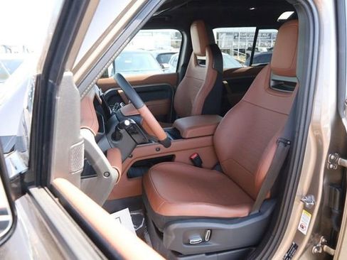 Used 2025 Land Rover Defender 110 image 13